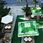 Sunny Paradise Family كيتن