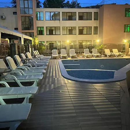 Sunny Paradise Family Hotel 3*